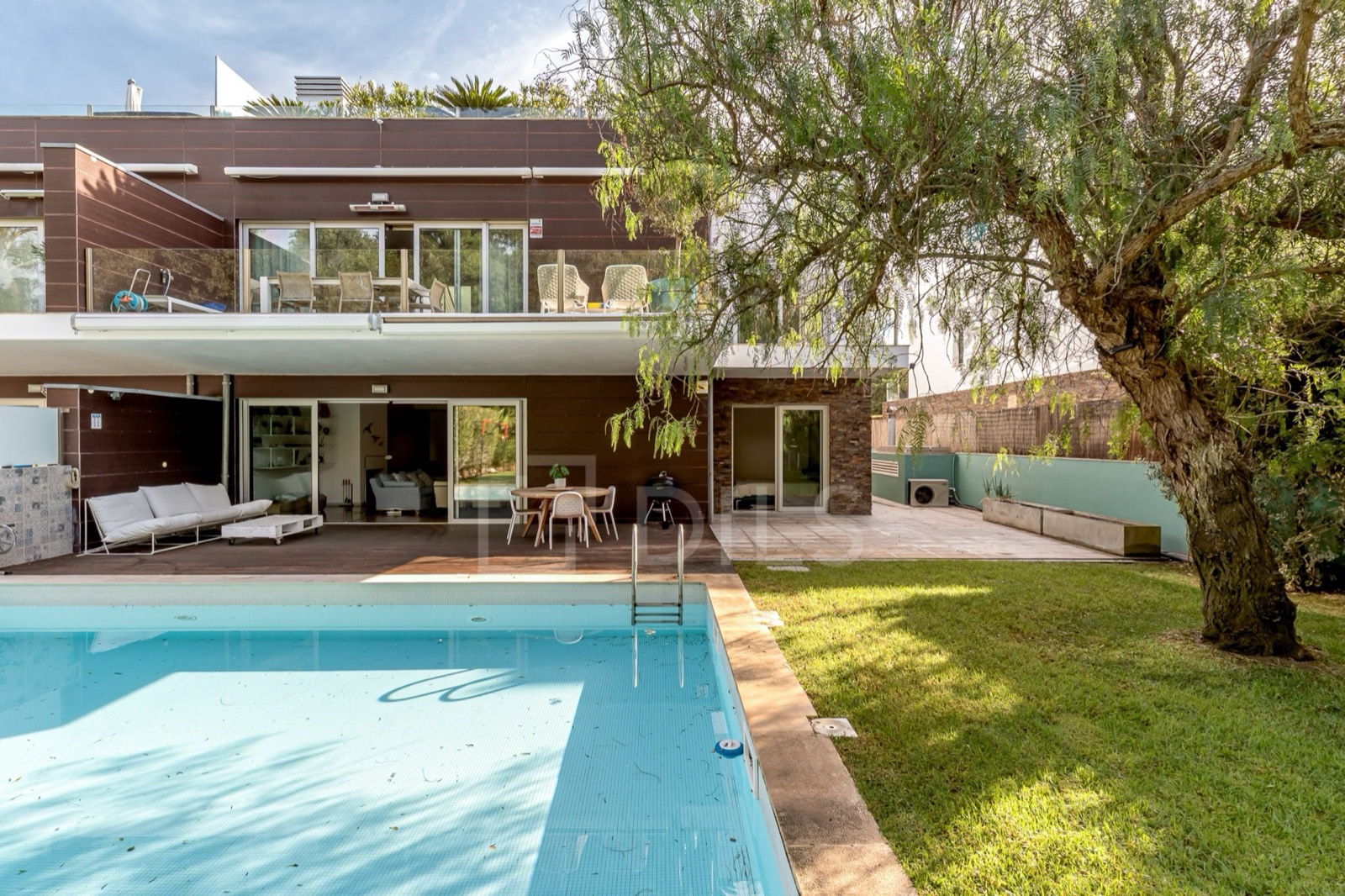 Apartamento T3 com jardim e piscina privativos na Costa da Guia