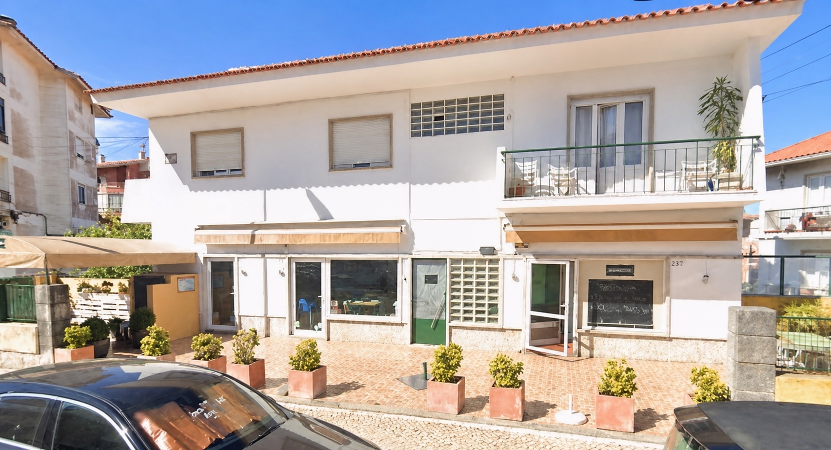 Prédio de 3 pisos em Cascais, devoluto e pronto a transformar