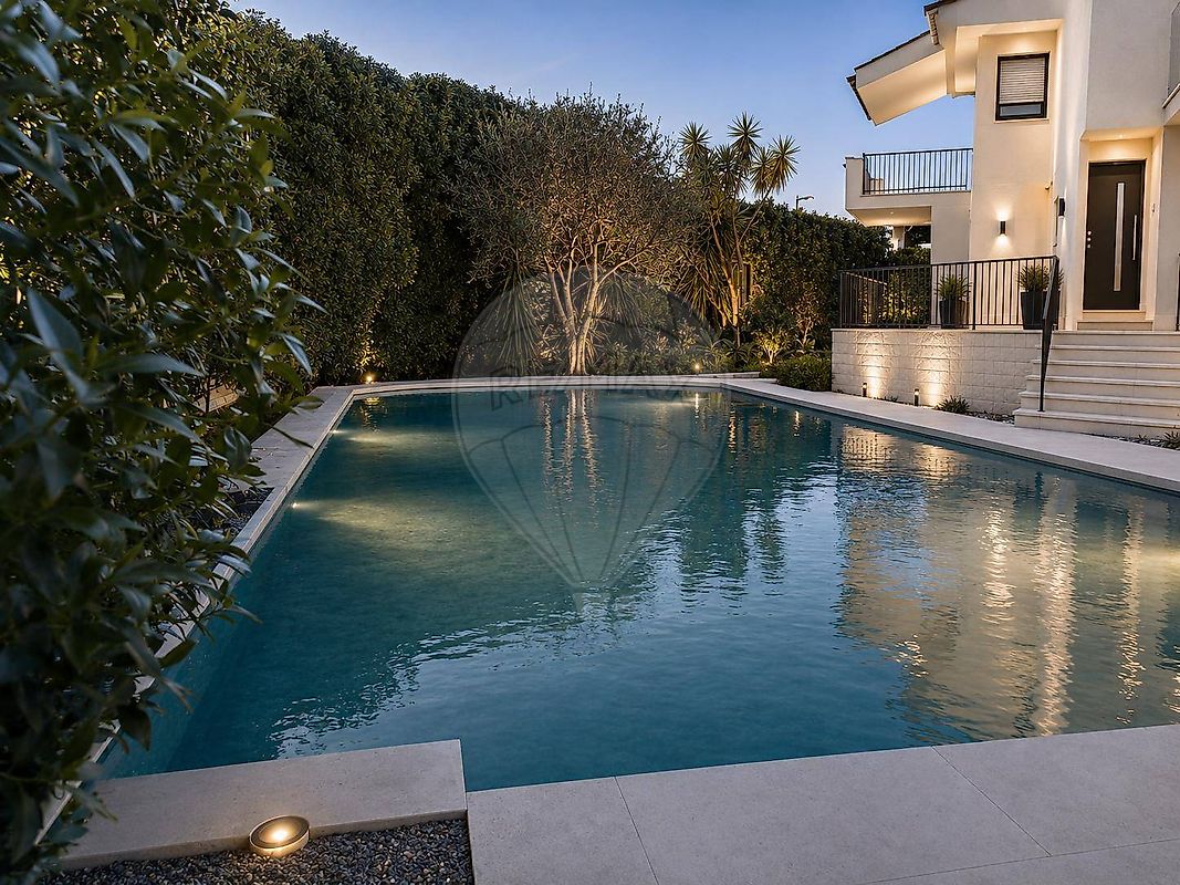 Moradia T6 com jardim e piscina em São João do Estoril